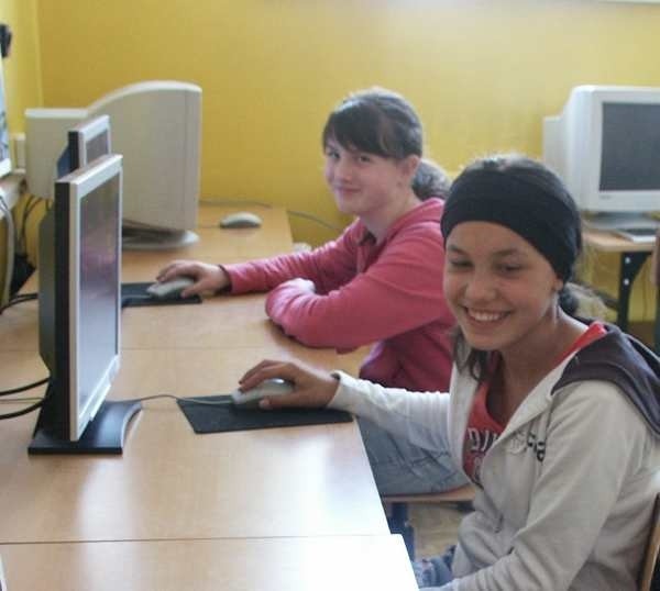 Izabeli Gałki i Małgorzaty Iwaszko nie trzeba namawiać do korzystania z pracowni komputerowej. Jednak zachęta przydałaby się dorosłym mieszkańcom gminy.