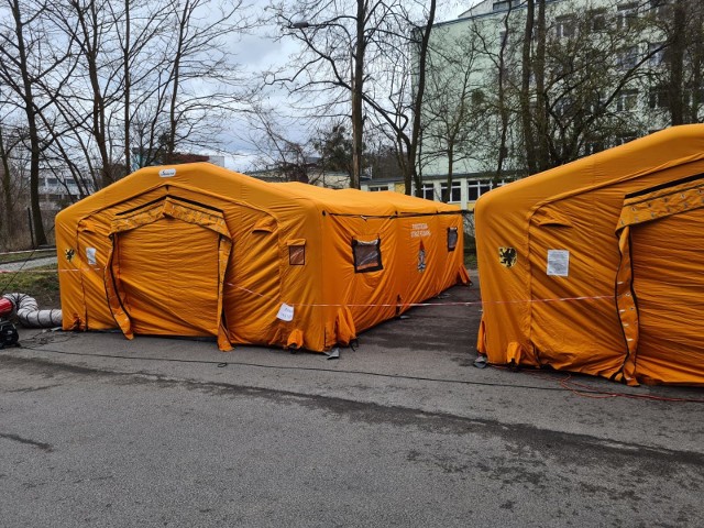 Przed szpitalami w Trójmieście namioty już stoją.
