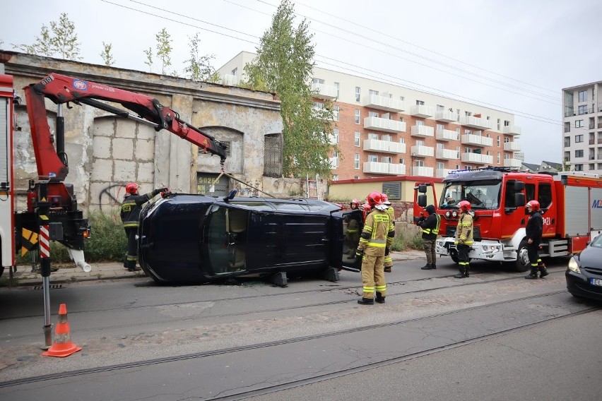 Toyota na ukraińskich numerach przewrócona na Wróblewskiego! Co się stało? ZDJĘCIA