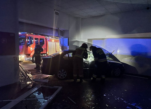 16-latek wjechał pożyczonym BMW w okno sklepu przy ulicy Bażyńskich w sobotnie wieczór, 3 czerwca.