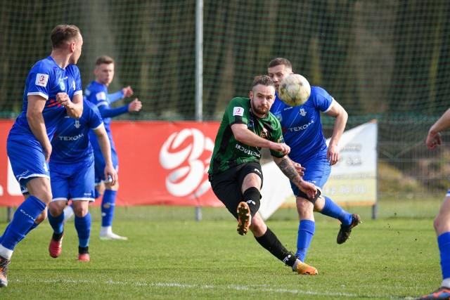 Piłkarze Staru Starachowice odnieśli cenne wyjazdowe zwycięstwo z Sokołem Sieniawa 1:0. Bramkę zdobył Adrian Szynka.