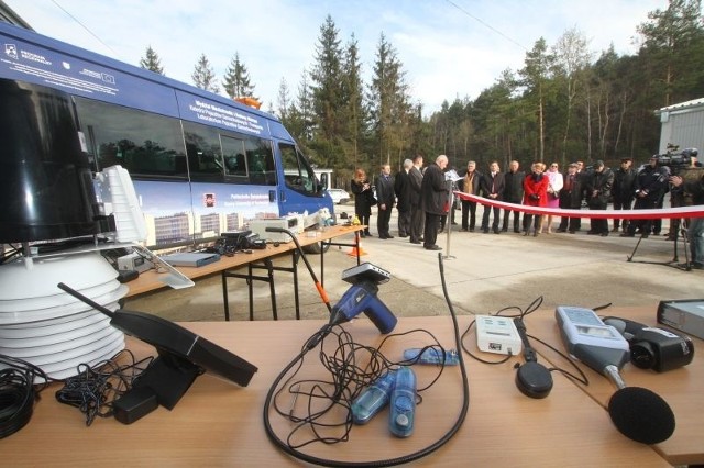 Mobilne laboratoria pełne są elektronicznych czujników. Zaprezentowano je w kompleksie Politechniki Świętokrzyskiej na kieleckiej Dąbrowie.