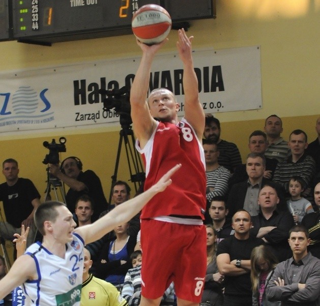Marcin Malczyk (z piłką, obok Michael Kuebler) i jego koledzy ze Stali Stalowa Wola zakończyli sezon w koszykarskiej ekstraklasie po drugiej wyjazdowej porażce z AZS w Koszalinie.