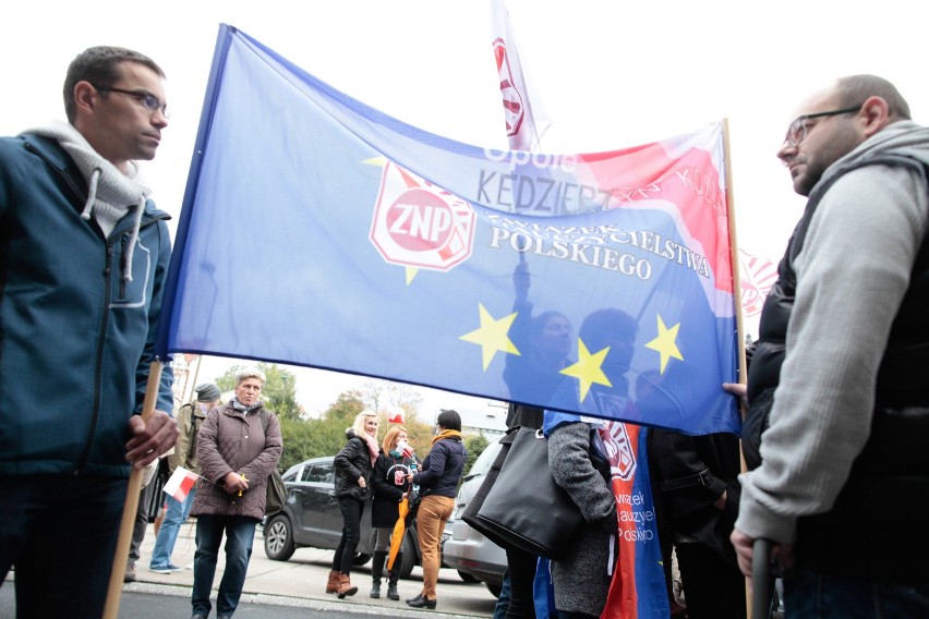 Nauczyciele ze Związku Nauczycielstwa Polskiego protestowali...