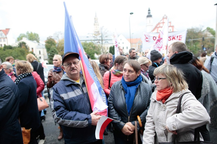 Nauczyciele ze Związku Nauczycielstwa Polskiego protestowali...