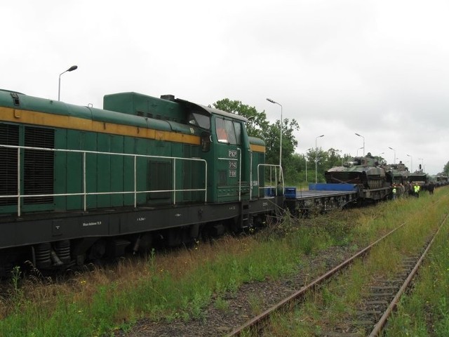 W transporcie pojechały m.in. haubice Goździk i Bojowe Wozy Piechoty.