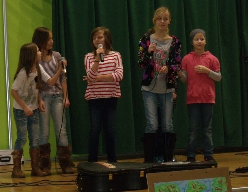 Piosenki śpiewali uczniowie ze Szkoły Podstawowej nr 5 w...