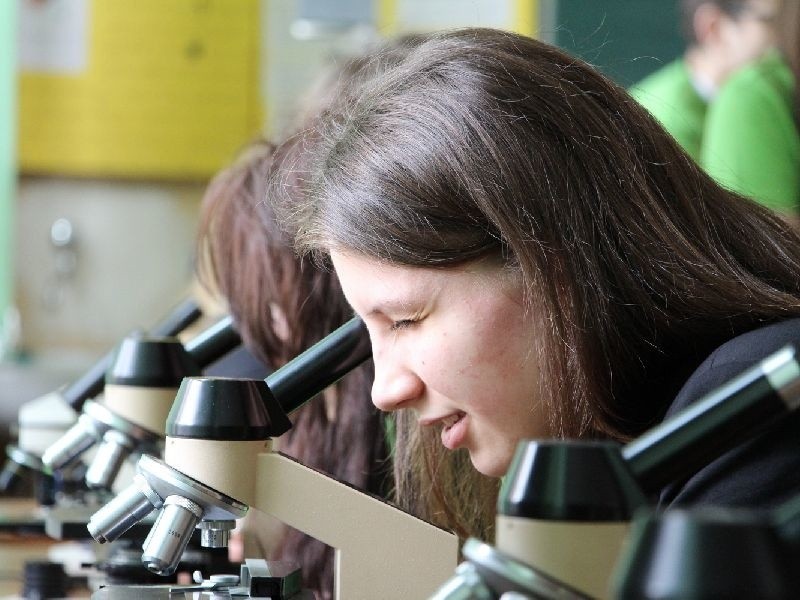 Uczniowie mogli zobaczyć bakterie pod mikroskopem.