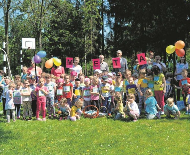 Uczestnicy i organizatorzy biegu przedszkolaków