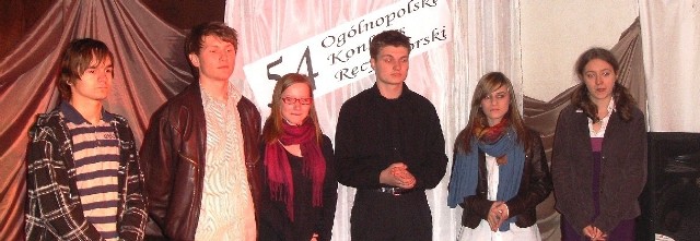 Laureaci: Aleksandra Maczel (od prawej), Dominika Orman, Piotr Napora, Karolina Kozyra, Karol Górski i Mateusz Wróbel.