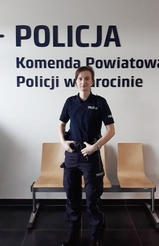 Policjantka z Jarocina Martyna Ignasiak uratowała dwie starsze osoby z płonącego budynku w Witaszyczkach.