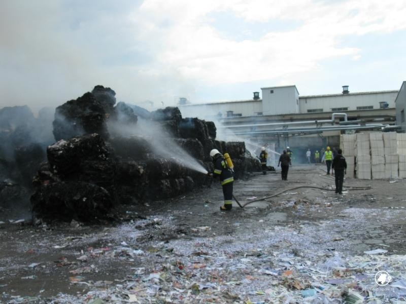 Pożar składowiska makulatury w Metsa Tissue w Krapkowicach.