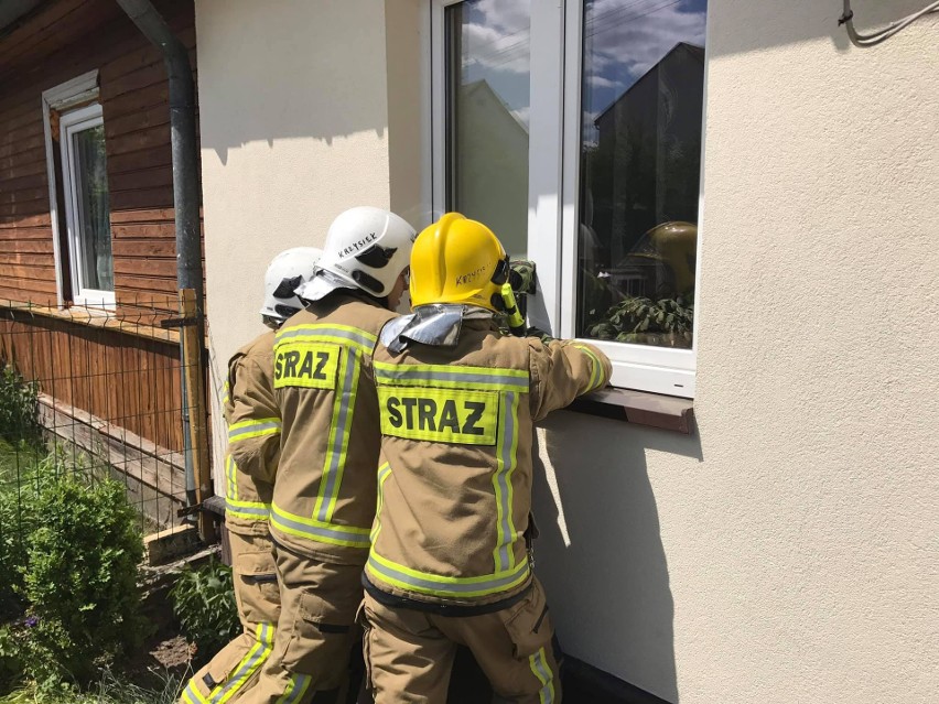 Strażacy z OSP Supraśl weszli do domu przez okno