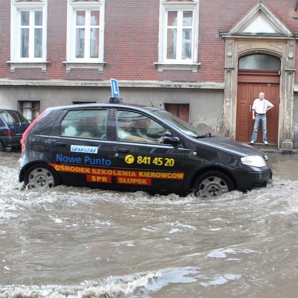 Ul. H. Pobożnego zalana wodą.