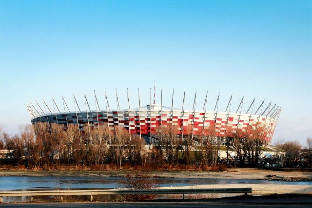 Do wszystkich 965 toalet, a także setek pisuarów, umywalek i natrysków kompletną instalację wodociągową wykonano z rur i kształtek KAN-therm Inox ze stali nierdzewnej (większość urządzeń sanitarnych spłukiwana jest deszczówką).