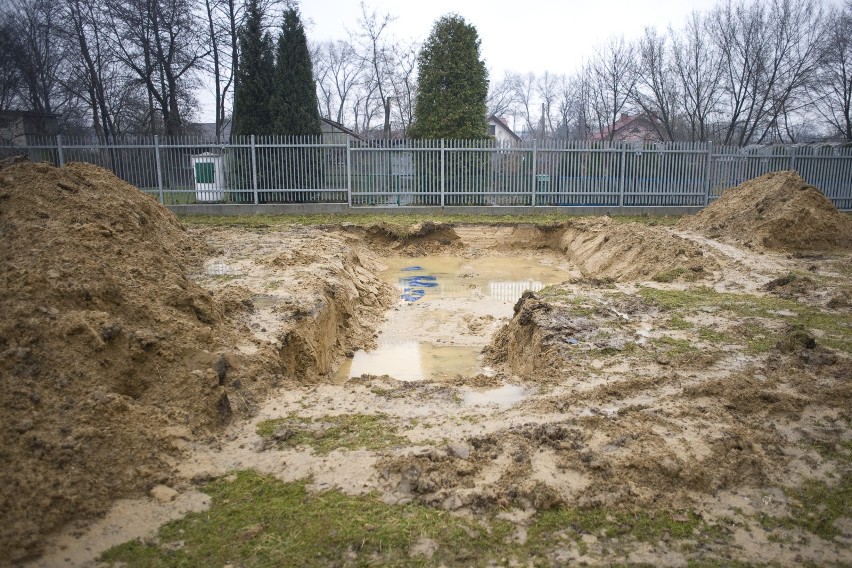 Miejsce wykopania ludzkich szczątków na cmentarzu Rakowickim