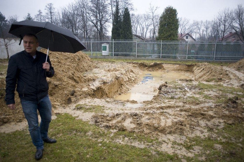 Miejsce wykopania ludzkich szczątków na cmentarzu Rakowickim