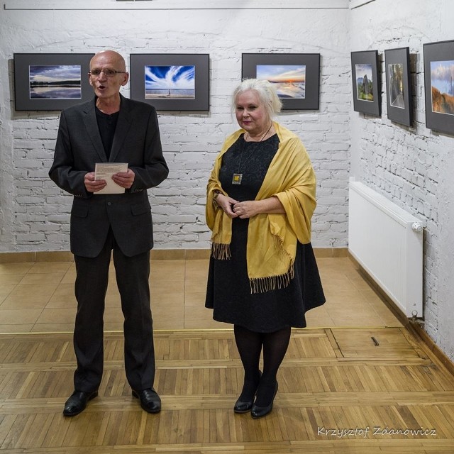 Wystawę otworzył Dariusz Stelmach, kierownik galerii Idalin. Obok Iwona Nabzdyk, jedna z autorek wystawy.