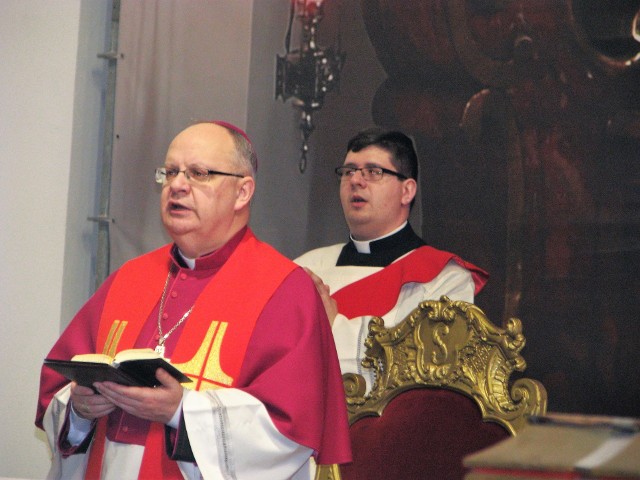 Każdej z par uczestniczącej w spotkaniu w katedrze biskup udzielił indywidualnego błogosławieństwa.
