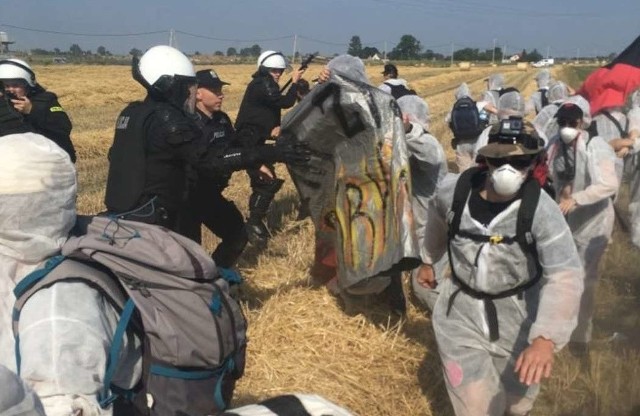 Aktywiści z Obozu dla Klimatu i Młodzieżowego Strajku Klimatycznego kilka dni temu wtargnęli na teren kopalni Tomisławice, należącej do prywatnej firmy ZE PAK. Policja udaremniła ich przemarsz, używając wobec protestujących gazu pieprzowego. Kilka osób trafiło do szpitala, jedna ma złamany obojczyk. Funkcjonariusze zatrzymali z kolei jedną osobę. - Nie był to pokojowy przemarsz – tłumaczy Andrzej Borowiak, rzecznik wielkopolskiej policji.