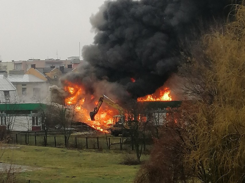 Ostrów Mazowiecka. Pożar w „małej jedynce”, 21.02.2020. Spłonął opuszczony budynek szkoły [ZDJĘCIA]