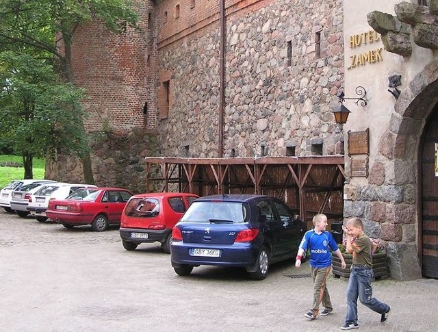 Samochody nie powinny parkować w tym miejscu.