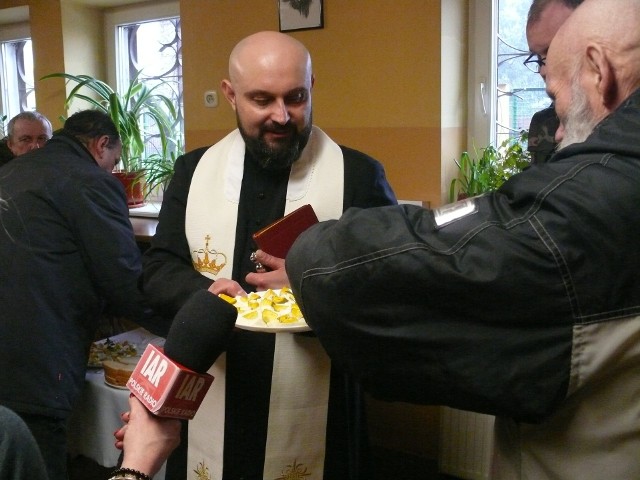 Ksiądz Damian Drabikowski, pomodlił się ze wszystkimi bezdomnymi, podzielił się świątecznym jajkiem i złożył im życzenia.