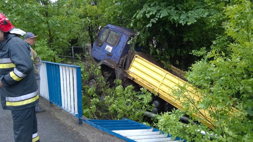Wypadek w Mysłowicach. Ciężarówka wypadła z wiaduktu [ZDJĘCIA]