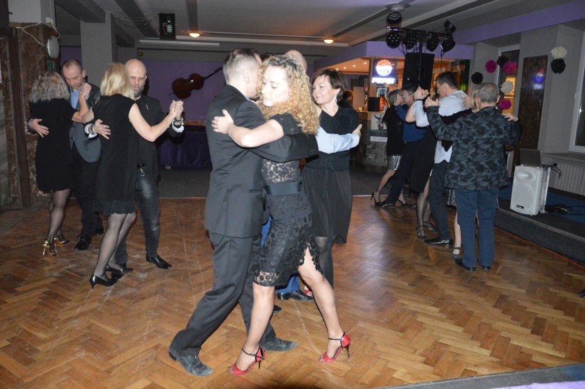 W Ostrowcu tańczą tango argentyńskie - klimat jak w starym kinie
