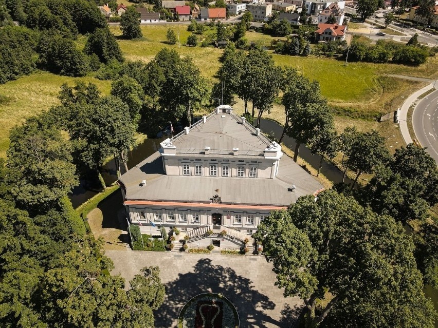 Ma bardzo nietypową architekturę, został bowiem zbudowany na...