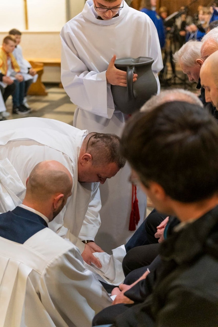 W Tarnowcu kapłan obmył mężczyznom stopy. Zobaczcie zdjęcia z Mszy Wieczerzy Pańskiej w czterech podjasielskich parafiach