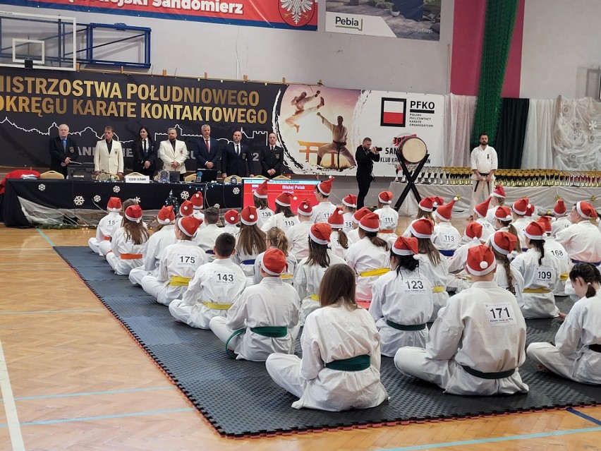 IX Mikołajkowy Turniej Karate w Sandomierzu. Był sportowy pokaz i moc prezentów od Świętego Mikołaja - zobacz zdjęcia