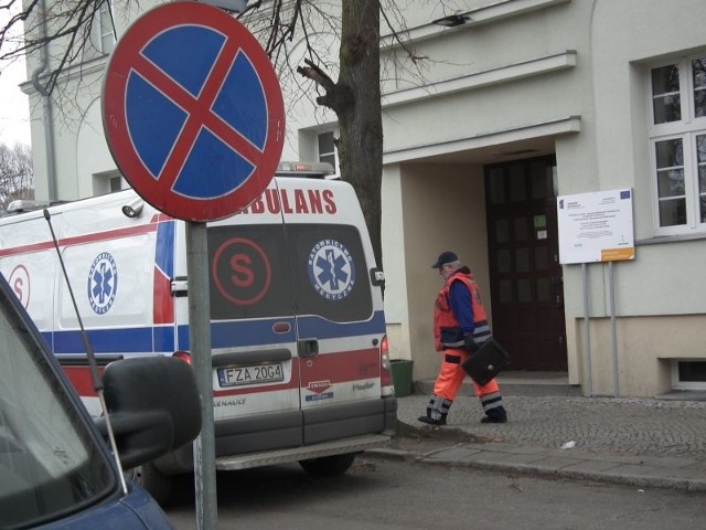 Na miejsce przyjechała karetka, straż pożarna i policja.