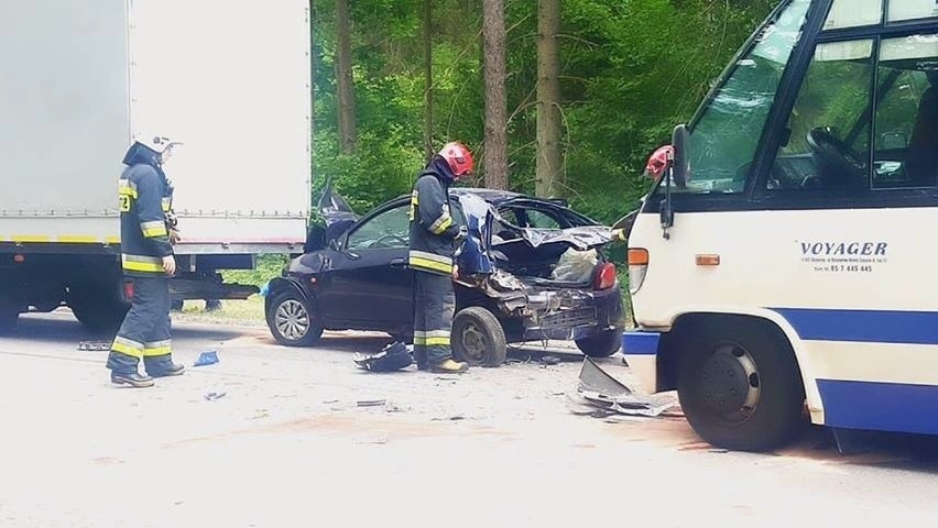 Wypadek autobusu na wjeździe do Czarnej Białostockiej....