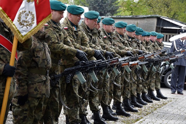 Pod obeliskiem upamiętniającym ofiary hitlerowskiego obozu przejściowego na Błoniach w Inowrocławiu odbyła się uroczystość z okazji 72. rocznicy zakończenia II wojny światow