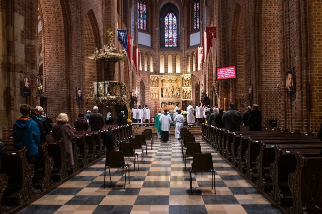 W niedzielę w katedrze modlono się o kanonizację błogosławionych i beatyfikację Sług Bożych z Archidiecezji Poznańskiej.Przejdź do kolejnego zdjęcia --->