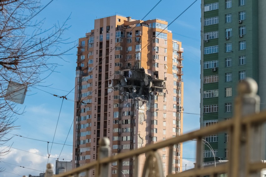Kijów. Ostrzelany wieżowiec na ulicy Łobanowskiego
