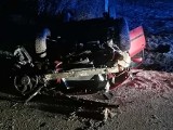 Groźnie wyglądające dachowanie peugeota w Lublicy. 18-letni kierowca trafił do szpitala na badania [ZDJĘCIA]