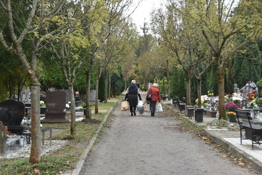 Na gorzowskim cmentarzu pochowanych jest około 60 tys. osób.