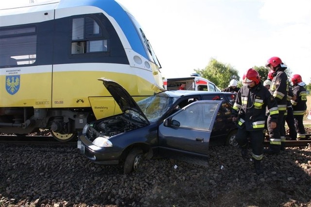 Wypadek w Komprachcicach. Auto zderzylo sie z szynobusem