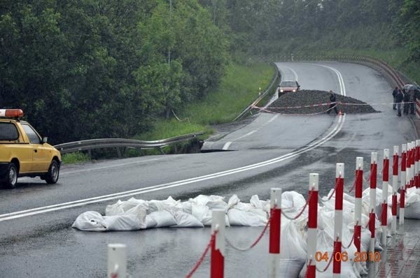 Zniszczona droga Dukla - BarwinekZniszczona przez deszcze droga krajowa Dukla - Barwinek.