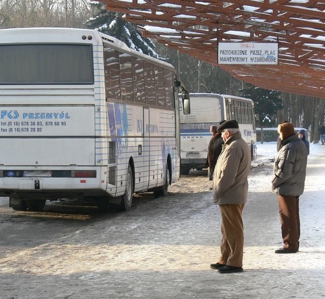 Siarczyste mrozy sprawiły, że oczekujący na jazdę autobusami dalekobieżnymi muszą się uzbroić się w cierpliwość i liczyć się z tym, że większość kursów może być opóźniona.