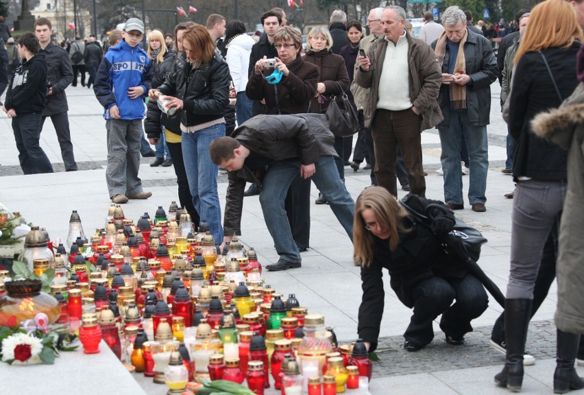 10 kwietnia 2010 roku. Białostoczanie zapalają znicze na...