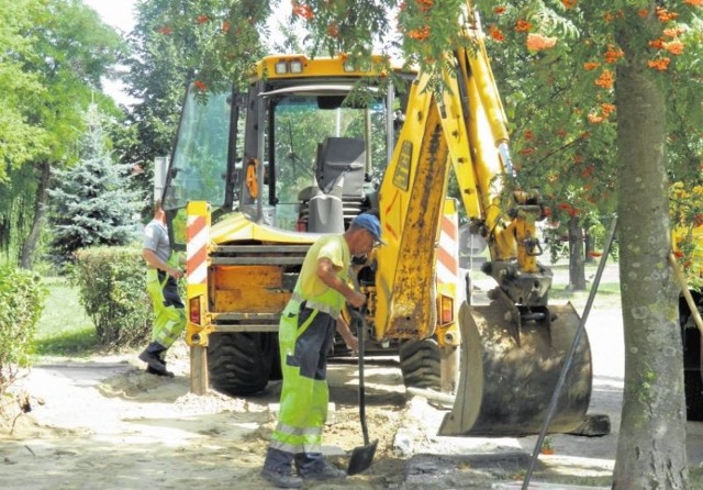 Pracownicy MPGKiM od środy remontują chodnik po jednej stronie ulicy Niemcewicza. Skończą w przyszłym tygodniu.