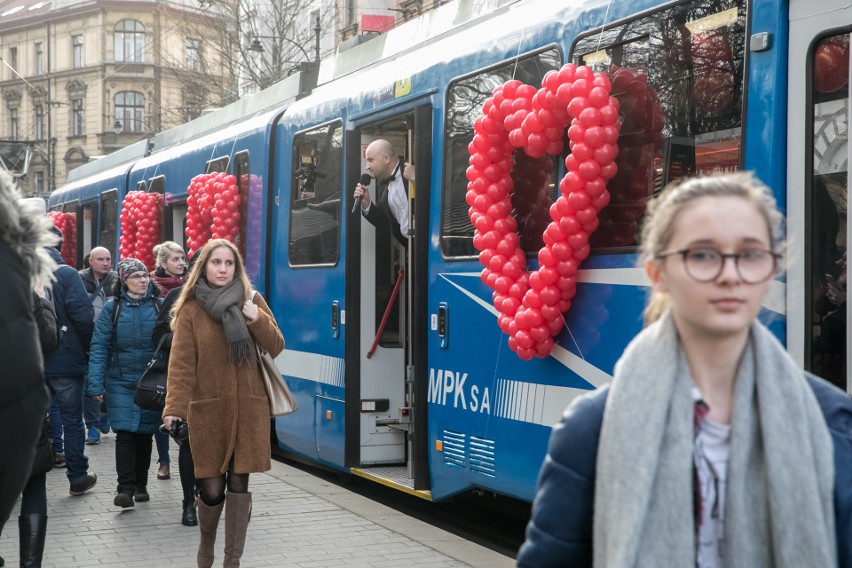 Po Krakowie kursował specjalny walentynkowy tramwaj