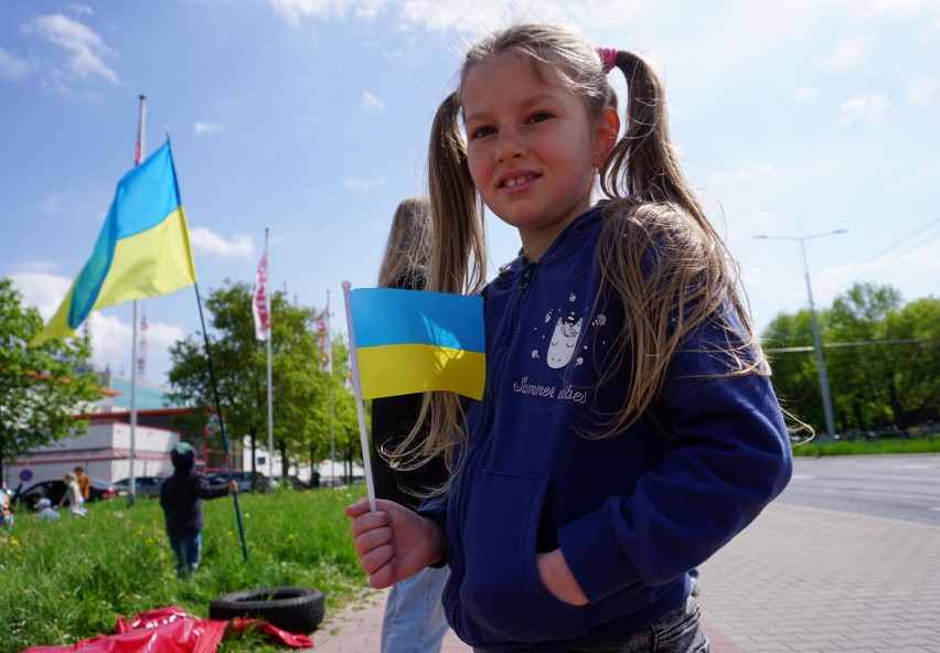 Pod Auchan przy ul. Chodźki polała się „krew”. To kolejny sprzeciw wobec obecności firmy na rosyjskim rynku