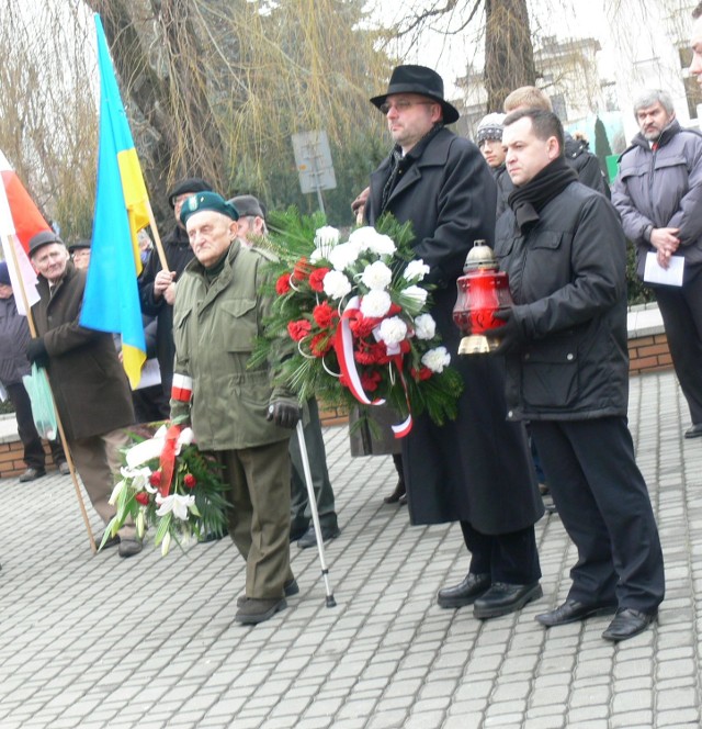 Na Placu Surowieckiego pod pomnikiem "Zapory" liczne przybyłe delegacje złożyły kwiaty i zapaliły znicze. Wiązankę złożył między innymi Robert Niedbałowski, wiceprezydent Tarnobrzega. (w środku)
