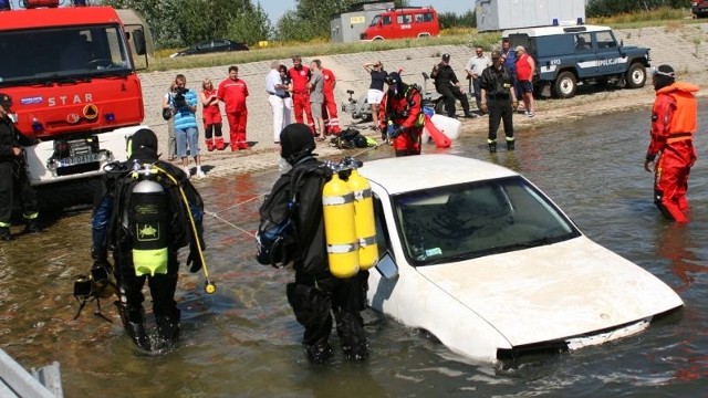 Strażaccy nurkowie wyciągnęli z dna zbiornika wodnego zatopiony samochód.