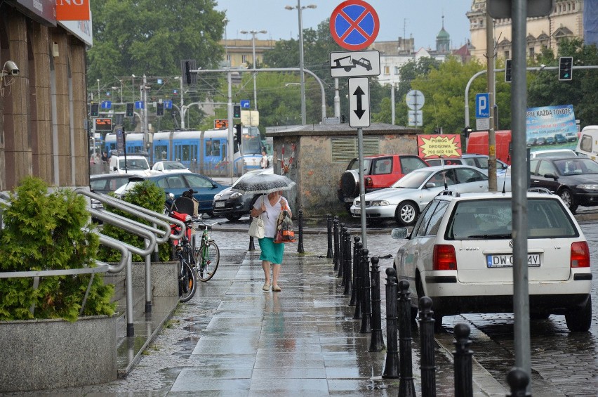 Meteorolodzy ostrzegają przed burzami z gradem. We Wrocławiu już pada (GDZIE JEST BURZA, RADAR)