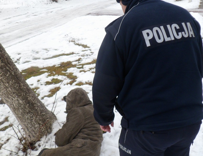 Zabójczy mróz. Policjanci ratują bezdomnych [ZDJĘCIA]